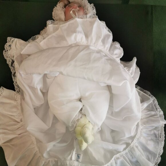22" LEE MIDDLETON "First Noments" Doll in Christening Gown and Bonnet, Signed - Picture 8 of 10
